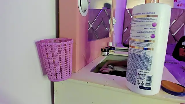 parejacaliente20154 online show from March 18, 2026, 6:00 pm