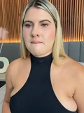 EmiilyAdams  online show from January 18, 2026, 8:23 pm