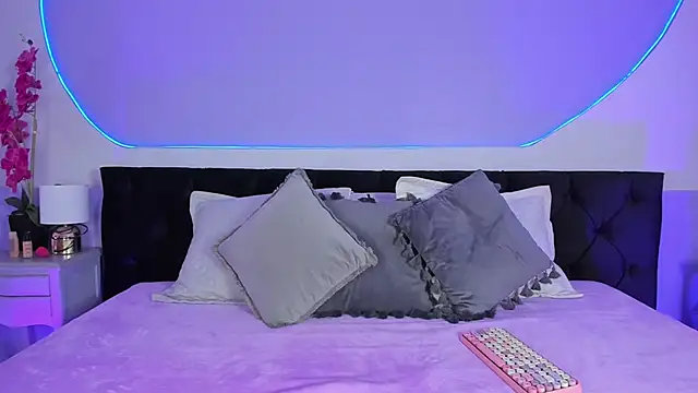 Julieta Cortes   online show from September 9, 2025, 11:54 am