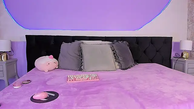 Julieta Cortes   online show from October 1, 2025, 12:00 pm