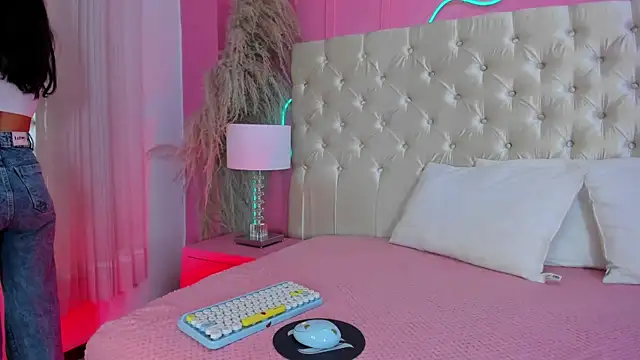 Julieta Cortes   online show from March 28, 2026, 11:54 am