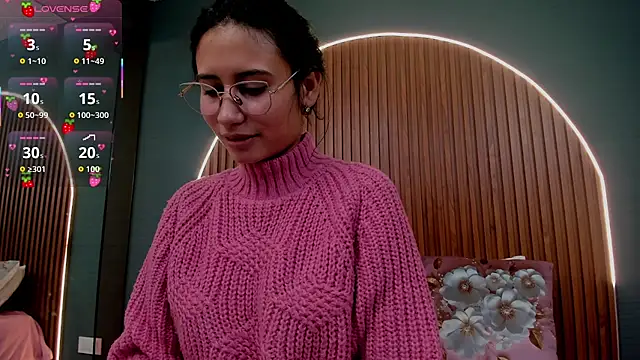 NayeCloud online show from November 19, 2025, 3:39 am