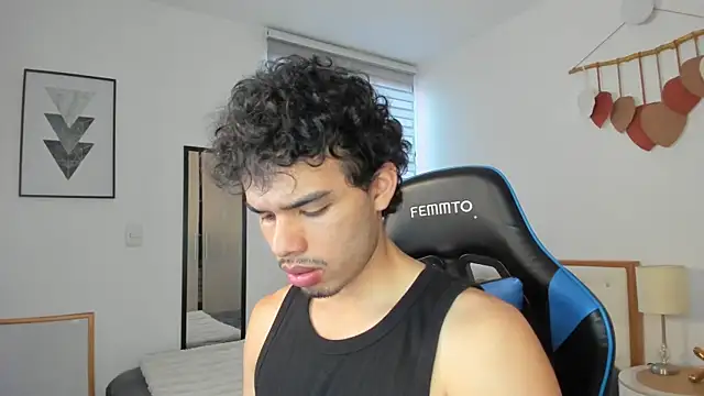 Snapshot of mateoleonee chatting on February 7, 2025, 2:47 pm mateoleonee online show from February 7, 2025, 2:47 pm