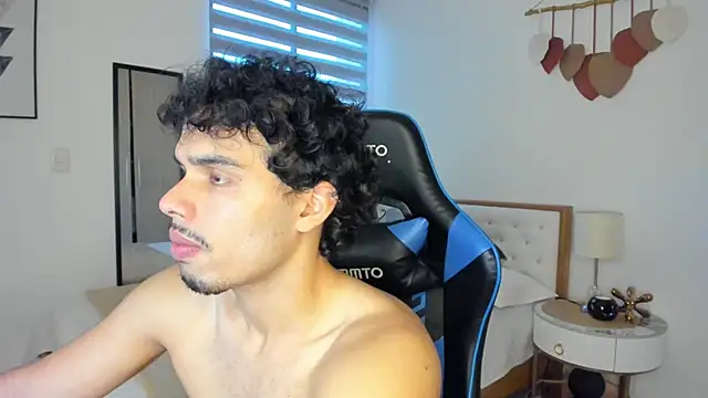 Snapshot of mateoleonee chatting on February 17, 2025, 8:26 pm mateoleonee online show from February 17, 2025, 8:26 pm