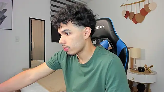 Snapshot of mateoleonee chatting on February 25, 2025, 12:47 am mateoleonee online show from February 25, 2025, 12:47 am