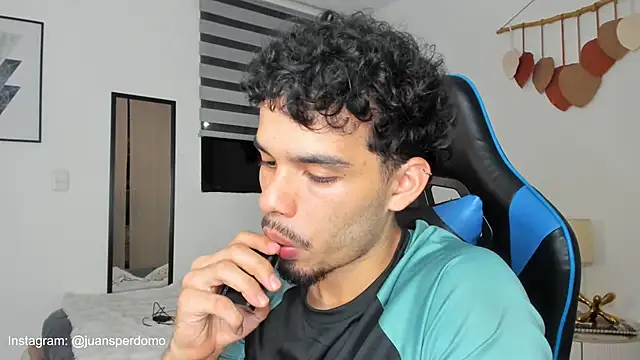 Snapshot of mateoleonee chatting on March 21, 2025, 12:18 am mateoleonee online show from March 21, 2025, 12:18 am