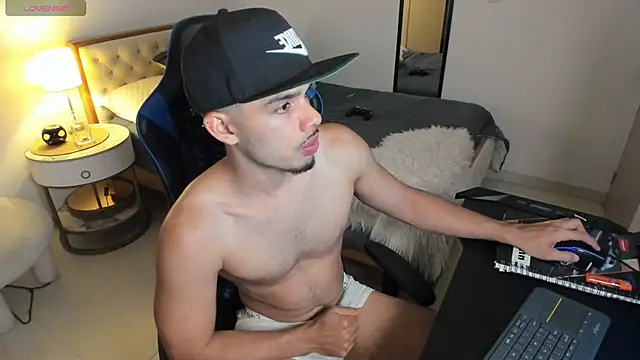 Snapshot of mateoleonee chatting on October 18, 2025, 12:35 am mateoleonee online show from October 18, 2025, 12:35 am