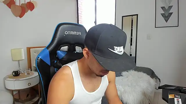 Snapshot of mateoleonee chatting on October 18, 2025, 7:47 pm mateoleonee online show from October 18, 2025, 7:47 pm