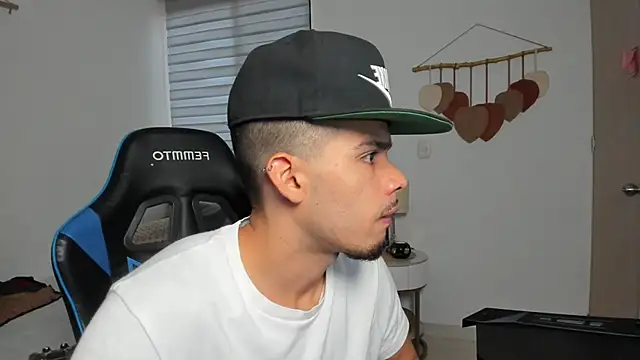 Snapshot of mateoleonee chatting on February 14, 2026, 7:54 pm mateoleonee online show from February 14, 2026, 7:54 pm