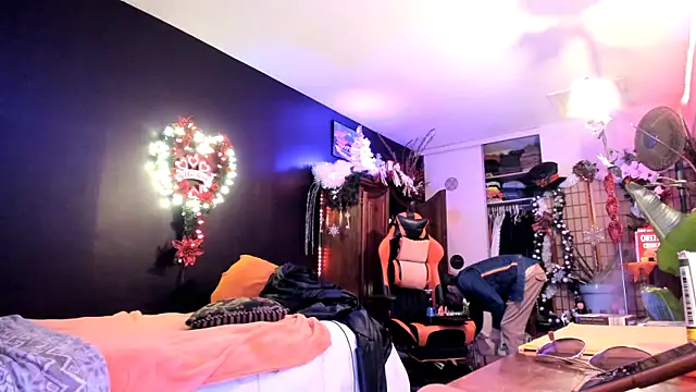 Snapshot of leatherz69 chatting on February 7, 2025, 11:03 pm leatherz69 online show from February 7, 2025, 11:03 pm