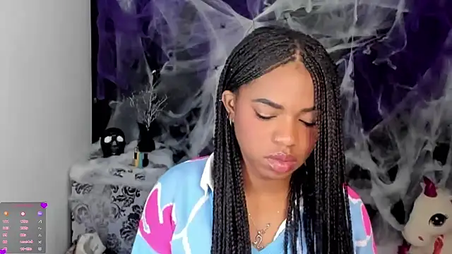 Snapshot of Marce_22 chatting on October 19, 2025, 10:21 pm Marce 22 online show from October 19, 2025, 10:21 pm