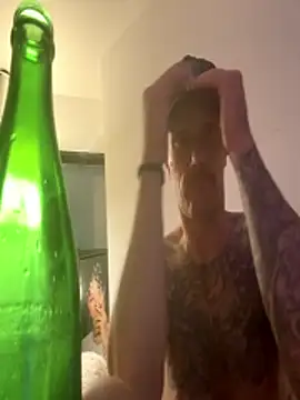 Snapshot of UnCuTupTheBuTT chatting on October 6, 2025, 9:34 pm UnCuTupTheBuTT online show from October 6, 2025, 9:34 pm