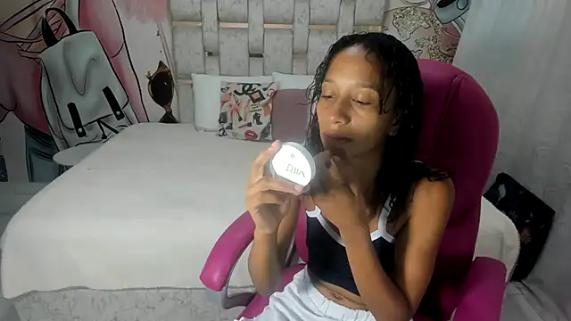 Snapshot of EMMA_SWEETT1 chatting on January 28, 2025, 12:32 pm EMMA SWEETT1 online show from January 28, 2025, 12:32 pm