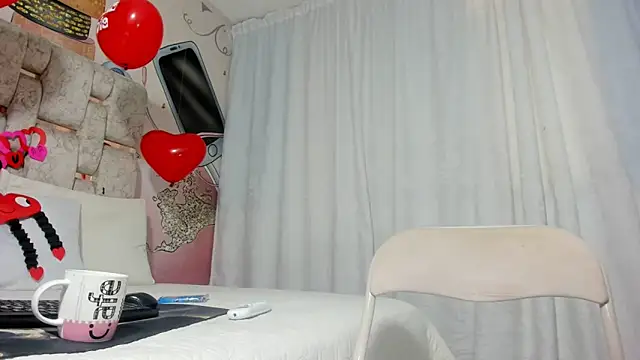 Snapshot of EMMA_SWEETT1 chatting on February 14, 2025, 3:47 pm EMMA SWEETT1 online show from February 14, 2025, 3:47 pm