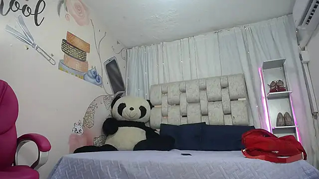 Snapshot of EMMA_SWEETT1 chatting on September 28, 2025, 12:32 pm EMMA SWEETT1 online show from September 28, 2025, 12:32 pm