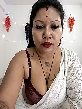 Snapshot of YOUR_LOVELY-40 chatting on October 24, 2025, 11:39 am YOUR LOVELY-40 online show from October 24, 2025, 11:39 am