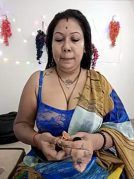 Snapshot of YOUR_LOVELY-40 chatting on November 1, 2025, 7:43 am YOUR LOVELY-40 online show from November 1, 2025, 7:43 am