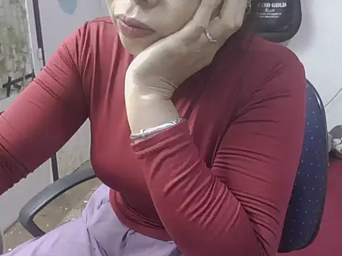 JuliaCiona online show from November 11, 2025, 4:01 am