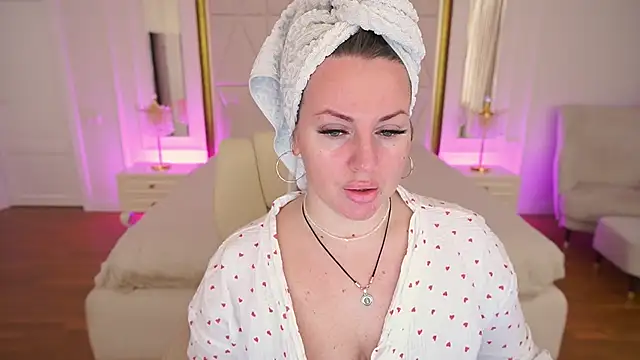 KiraCandyS online show from April 6, 2026, 8:32 pm