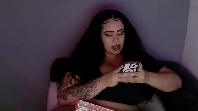 Snapshot of Emmacamille chatting on October 22, 2025, 12:11 am Emmacamille online show from October 22, 2025, 12:11 am