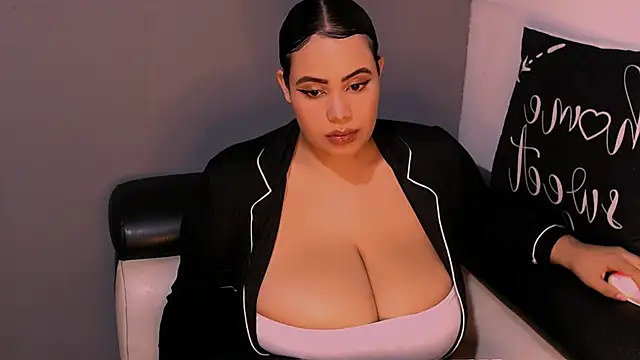 Emmacamille online show from November 27, 2025, 11:18 pm