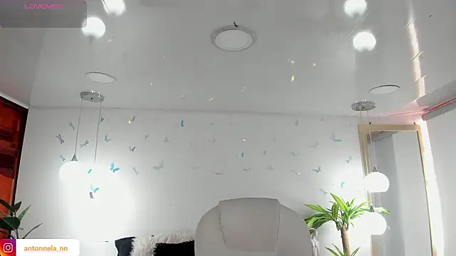  Antonnela  online show from March 12, 2026, 2:23 pm