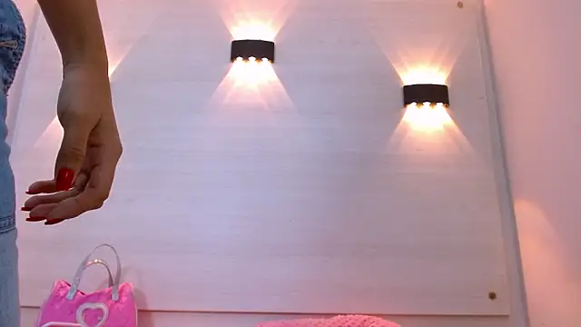 Snapshot of AndreaGil_ chatting on November 6, 2025, 12:50 pm AndreaGil online show from November 6, 2025, 12:50 pm