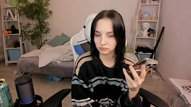 Snapshot of Viv_Player chatting on December 20, 2024, 6:24 pm Viv Player online show from December 20, 2024, 6:24 pm