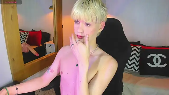 Snapshot of VladHellsing4 chatting on February 4, 2026, 2:23 pm VladHellsing4 online show from February 4, 2026, 2:23 pm