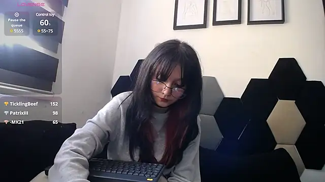 Snapshot of Maki_Zein chatting on February 17, 2025, 4:15 pm Maki Zein online show from February 17, 2025, 4:15 pm