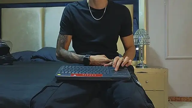 OliverBennet online show from November 10, 2025, 9:58 pm