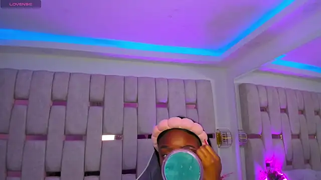 mia schwarz online show from April 17, 2026, 10:02 pm