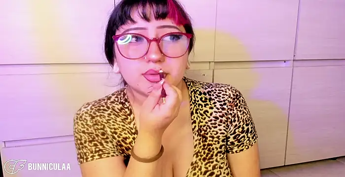 larissa01  online show from April 3, 2026, 10:41 pm