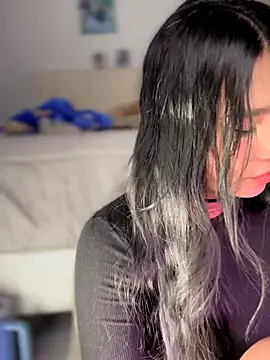 Snapshot of -Loren- chatting on October 5, 2025, 10:57 am -Loren- online show from October 5, 2025, 10:57 am