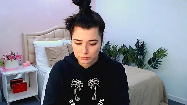 Snapshot of _Sun_Shy_ chatting on October 21, 2025, 10:05 am Sun Shy online show from October 21, 2025, 10:05 am