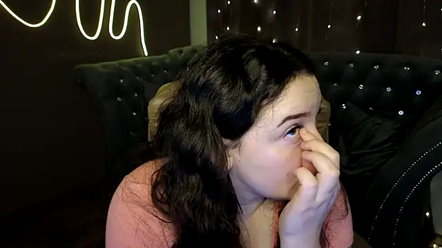 Snapshot of GloriNichols chatting on December 9, 2024, 12:30 pm GloriNichols online show from December 9, 2024, 12:30 pm