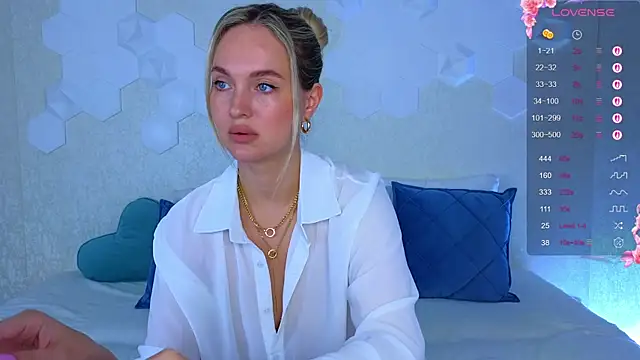 Snapshot of Lynna_Sparks chatting on September 11, 2025, 3:39 am Lynna Sparks online show from September 11, 2025, 3:39 am