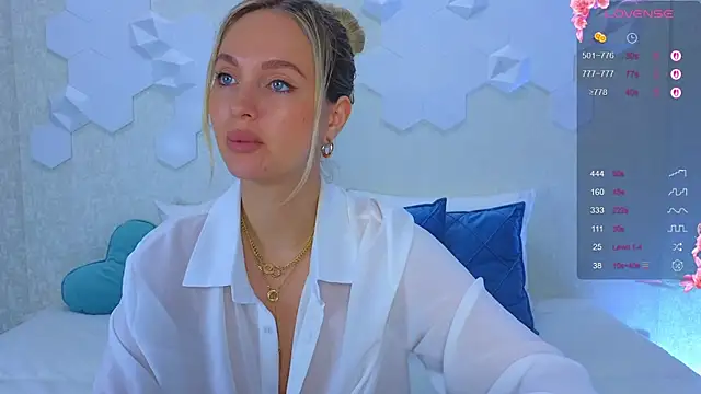 Snapshot of Lynna_Sparks chatting on October 7, 2025, 2:53 am Lynna Sparks online show from October 7, 2025, 2:53 am