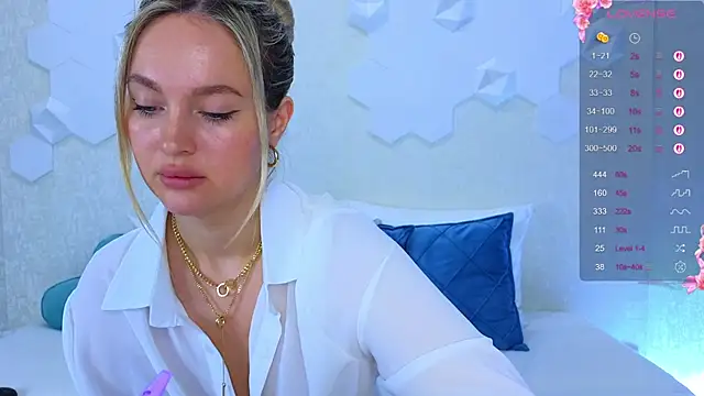 Snapshot of Lynna_Sparks chatting on October 10, 2025, 2:43 am Lynna Sparks online show from October 10, 2025, 2:43 am