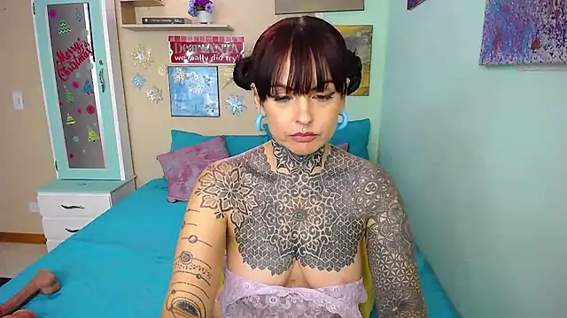 Snapshot of LolaRouse chatting on December 6, 2024, 10:52 pm LolaRouse online show from December 6, 2024, 10:52 pm