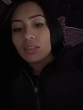 Snapshot of Sara_luna_ chatting on December 20, 2024, 6:35 pm Sara luna online show from December 20, 2024, 6:35 pm