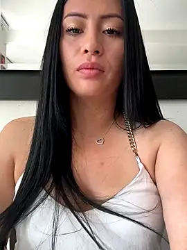 Snapshot of Sara_luna_ chatting on November 10, 2025, 1:32 pm Sara luna online show from November 10, 2025, 1:32 pm