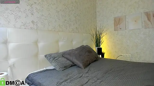 Nicole Charm online show from September 25, 2025, 9:18 pm