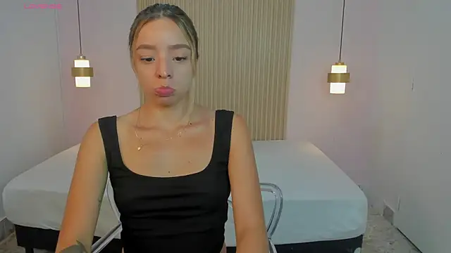 Snapshot of AliceRoss0 chatting on July 8, 2026, 8:35 pm AliceRoss0 online show from July 8, 2026, 8:35 pm
