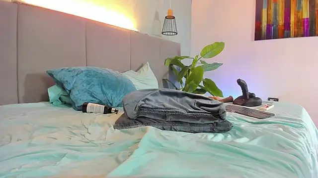 Snapshot of Annie-Wolf chatting on February 28, 2025, 1:26 am Annie-Wolf online show from February 28, 2025, 1:26 am