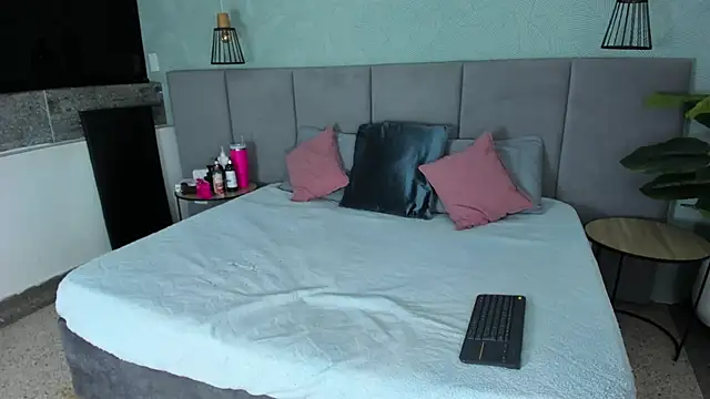 Snapshot of Annie-Wolf chatting on November 10, 2025, 8:52 pm Annie-Wolf online show from November 10, 2025, 8:52 pm