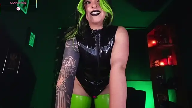 Snapshot of YourMissAlice chatting on November 9, 2025, 8:18 pm YourMissAlice online show from November 9, 2025, 8:18 pm