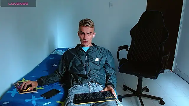 bray hotboy777 online show from October 11, 2025, 3:32 pm