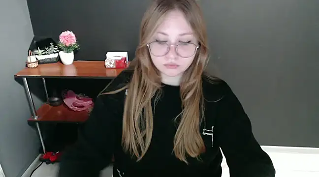 lady minx online show from December 9, 2024, 7:50 am