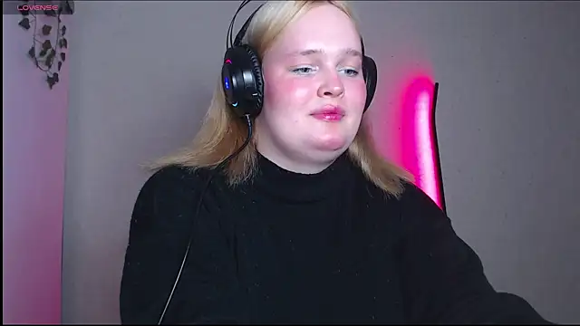 Snapshot of rozzhaos8 chatting on October 25, 2025, 7:08 pm rozzhaos8 online show from October 25, 2025, 7:08 pm